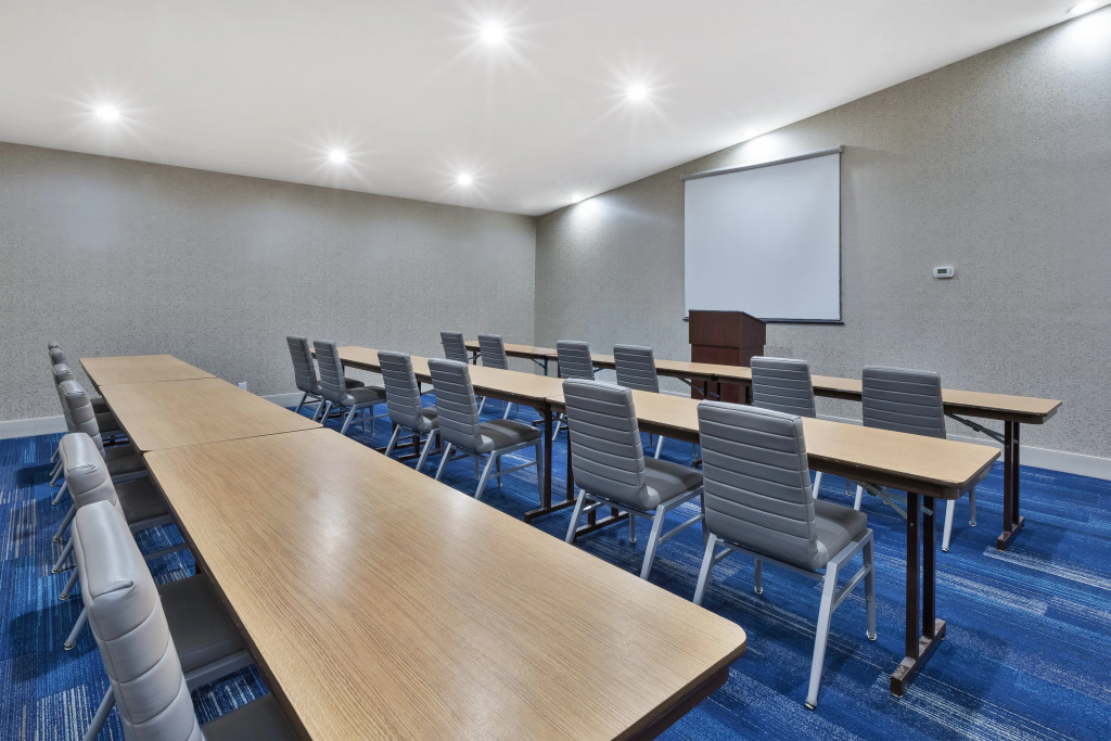 Holiday Inn Express Detroit-Warren/General Motors Technology Center by IHG