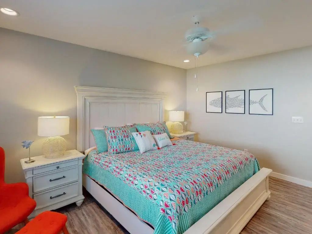 AH-E117 Remodeled First Floor Condo, Across From The Shared Pool & Hot Tub, Near Marina & Ferry