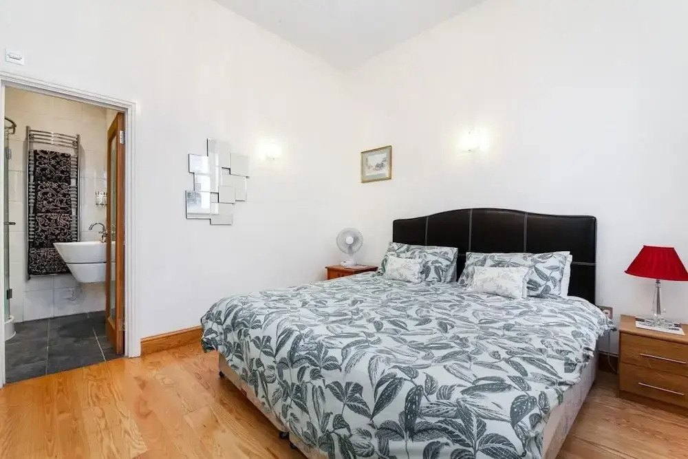 Specious Family Kensington 5-bed House, Sleeps 10