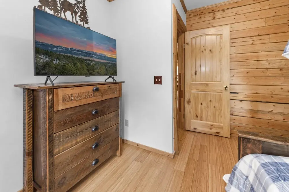 Moon Bear Lodge - Gorgeous Natural Wood Finishes At This Quality Home With Foosball! 3 Bedroom Cabin