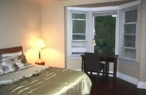 莱斯利村公寓酒店(Leslieville Furnished Home)