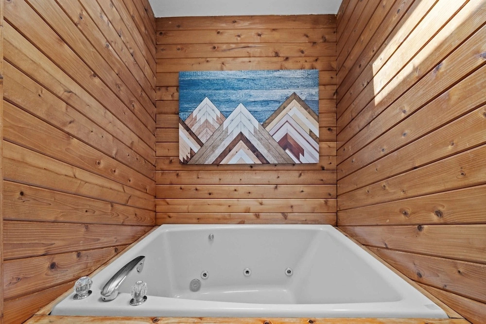 Lakefront Escape w Hot Tub Sauna Game Room