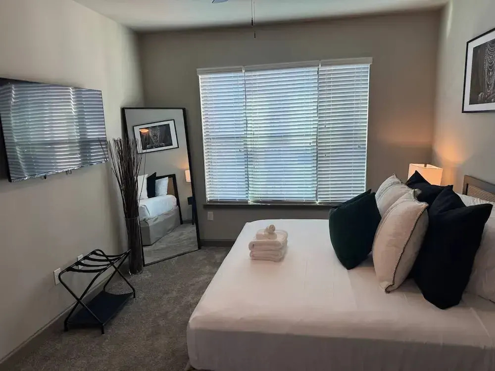 Ebony Ivory Midtown King Bed