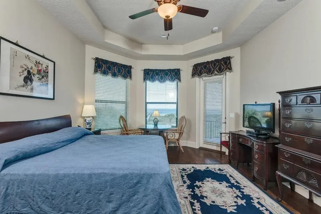 Mandarin Grace Ocean Front 7 Br home by RedAwning