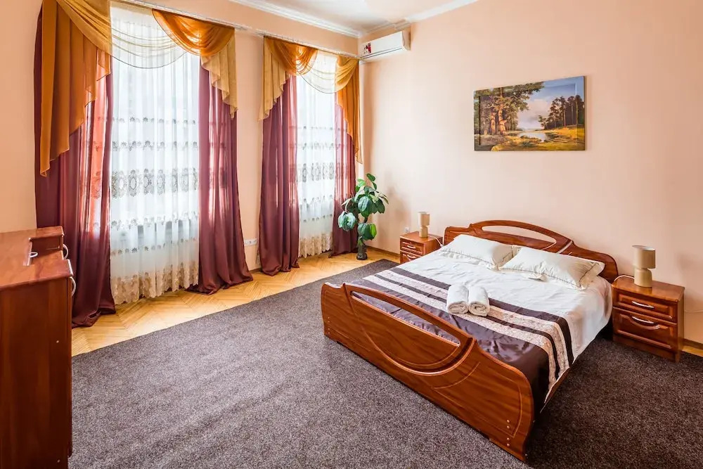 Three rooms in the center on Kulisha
