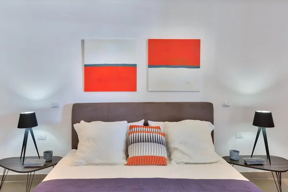 Contemporary Condo, Walk to Beach, Shops, Restaurants, AC, Free Wifi, Pool