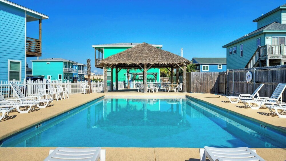Sleeps 24, 2 Homes Pool, Backyard Tiki Bar, Fire Pit, Cornhole Walk to Beach