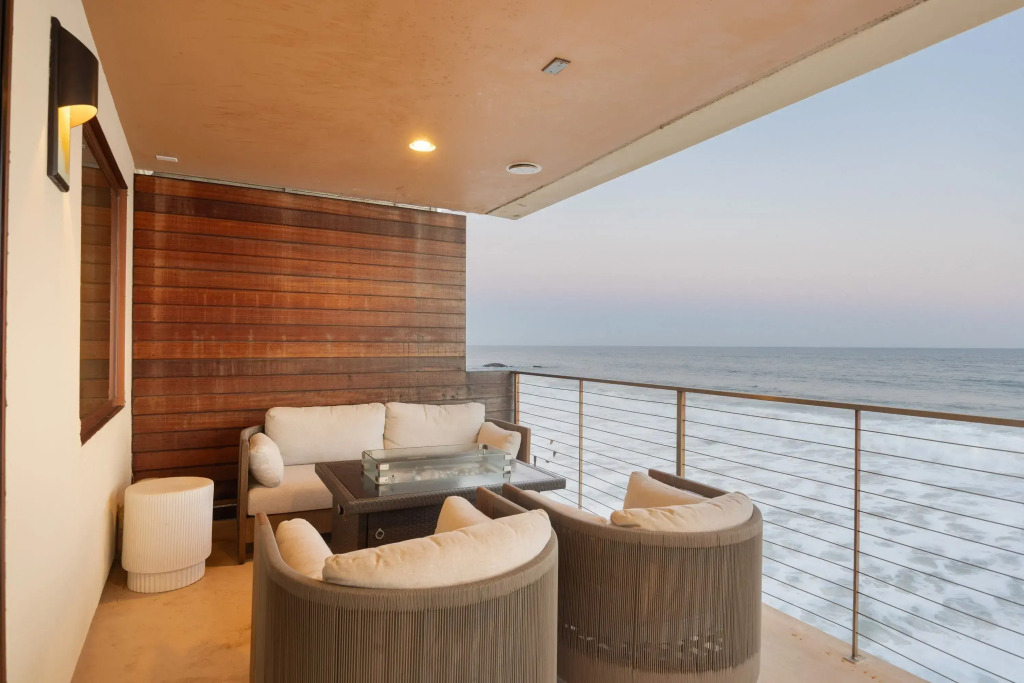 Malibu Beach House Bliss by AvantStay | Beachfront + Private Beach Access, Malibu