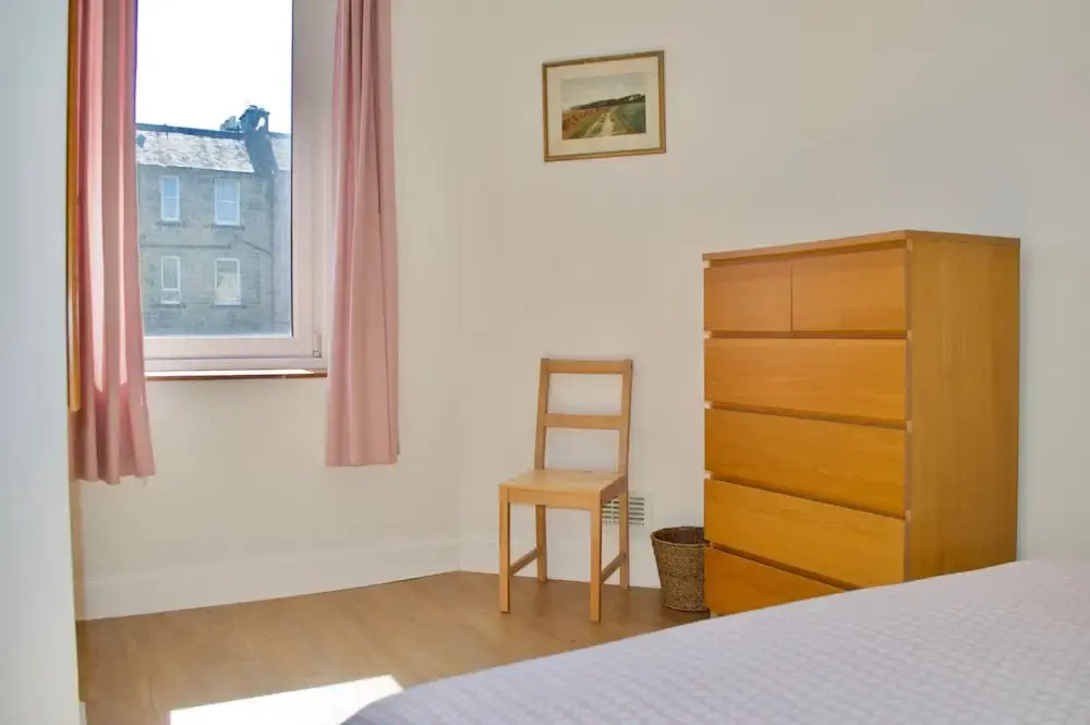 Bright 1 Bedroom Flat Near Leith