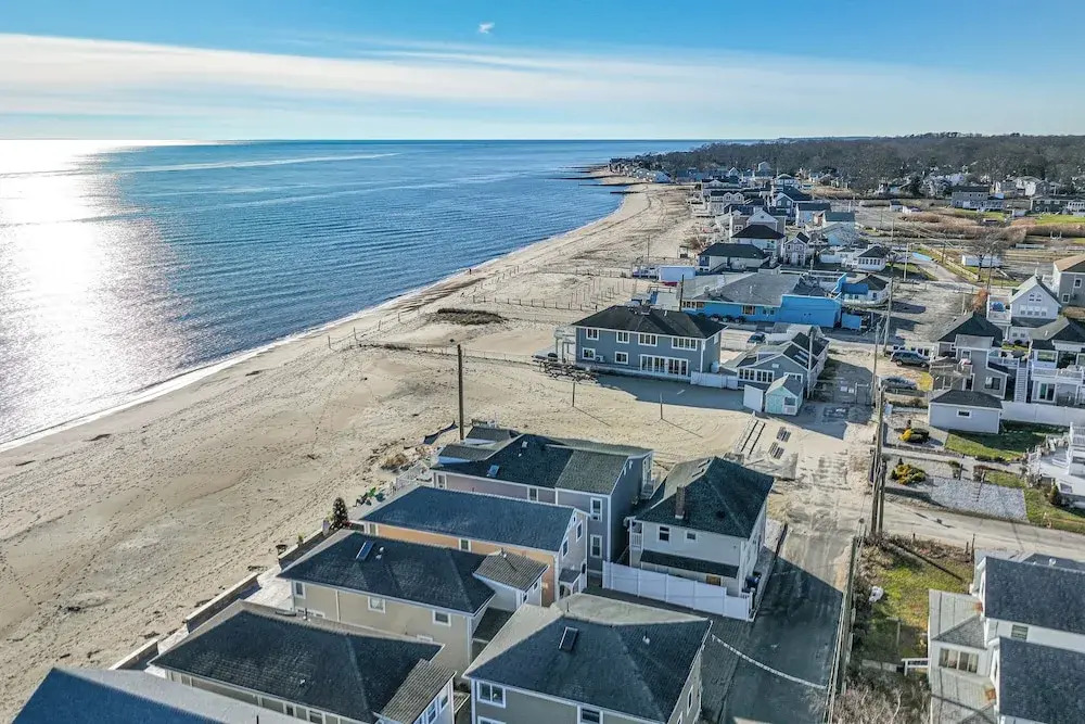 Charming Old Lyme Cottage, Steps to Private Beach!