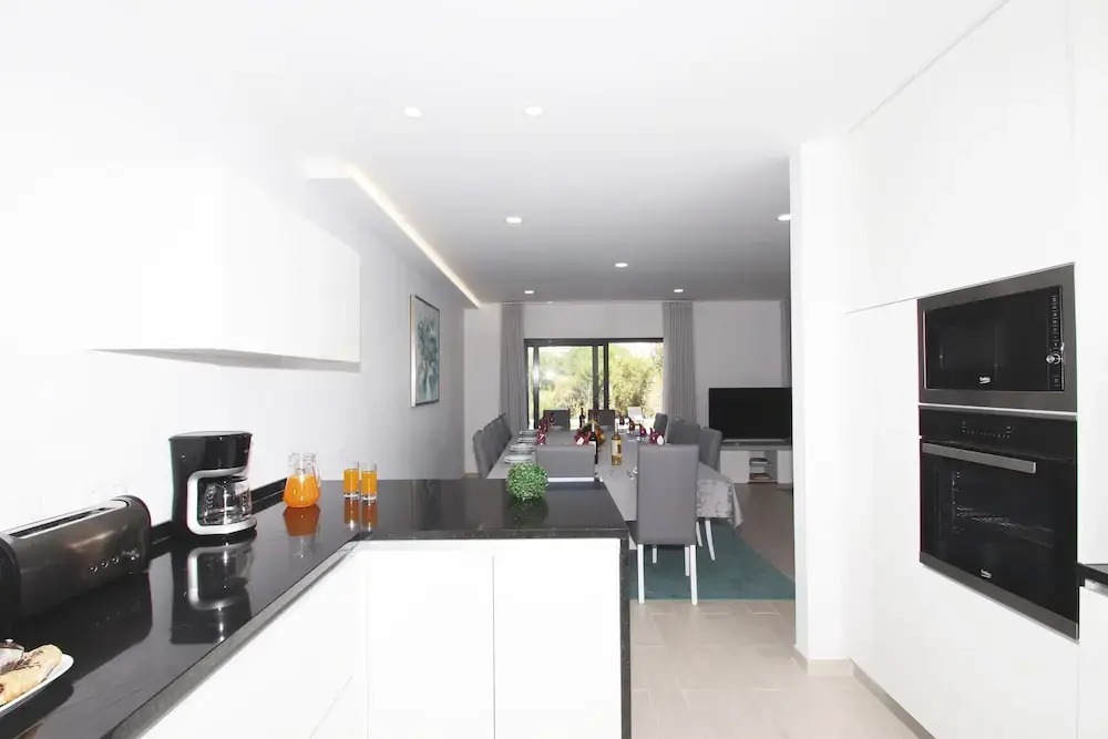Villa Riviera - com piscina aquecível, 2 jacuzzis e BBQ em Armação de Pêra