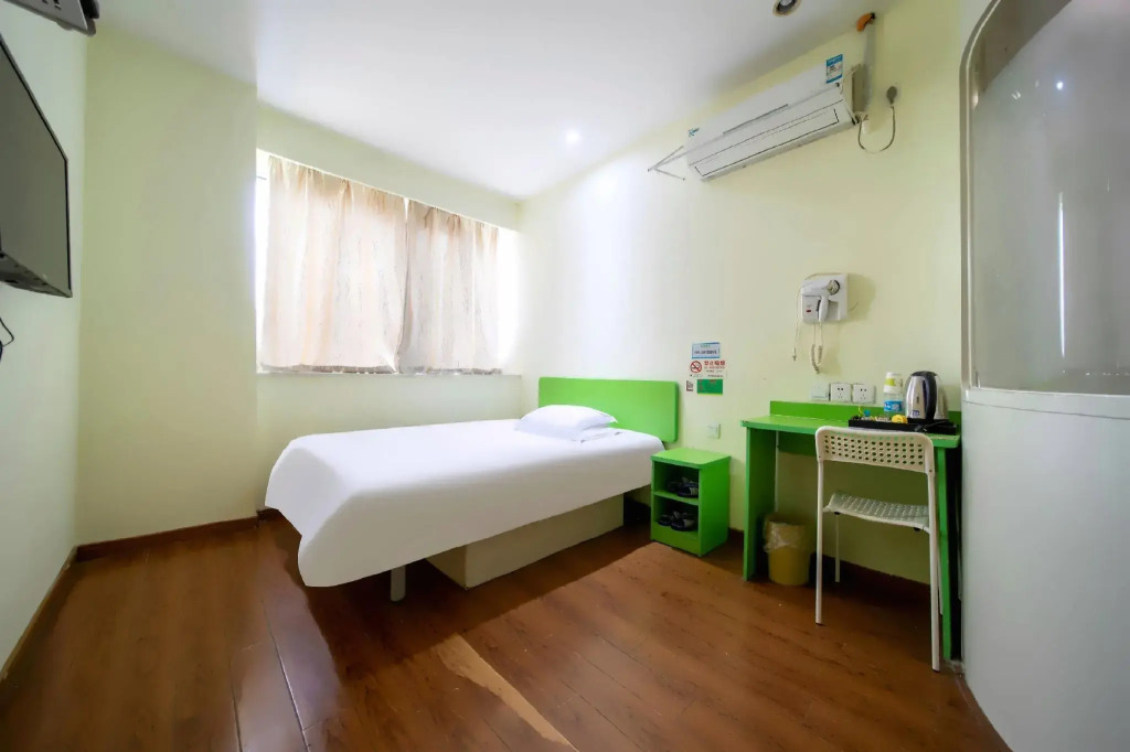 Shanghai Haiyou Hotel (Fengxian Huancheng East Road Subway Station)