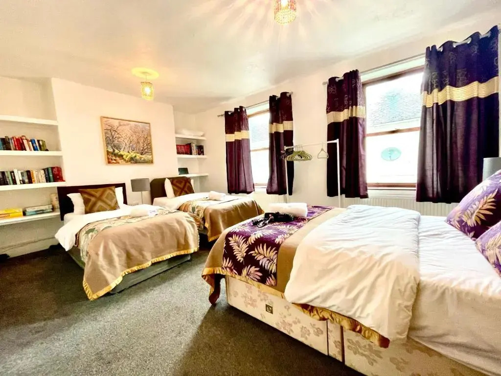 3 bedroomed house for up to 7 people, close to The Hoe, Barbican & City Centre