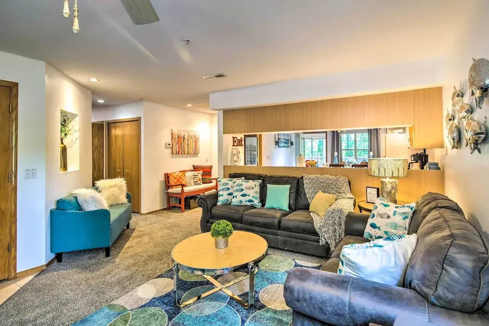 All-season Sunroom! Lakefront Gem 5 Mi to 76 Strip