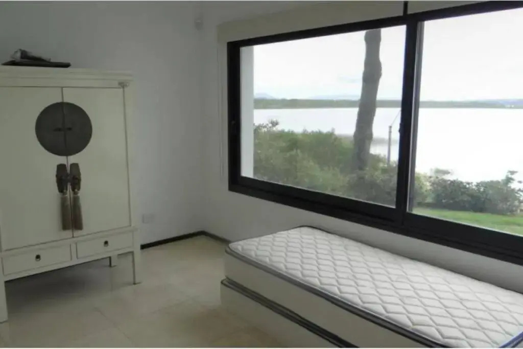 Espectacular casa con piscina y vistas únicas a Bosque y Laguna a metros de canchas de Tenis y Golf