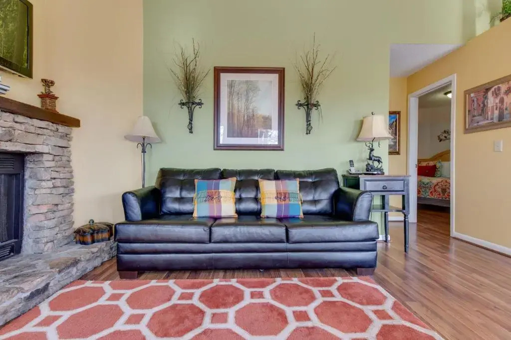 Smoky Mountain Dreams, 3 Bedrooms, Pool Access, Hot Tub, WiFi, Sleeps 7