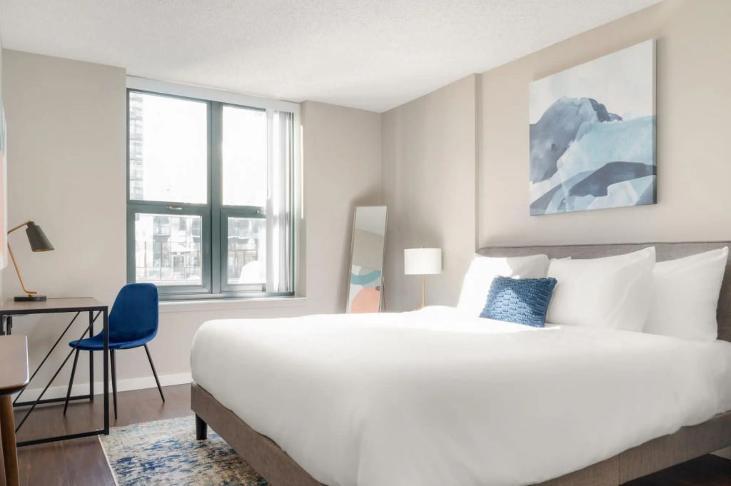 Chicago | King Bed Studio Near Loyola, Red Line + Shopping