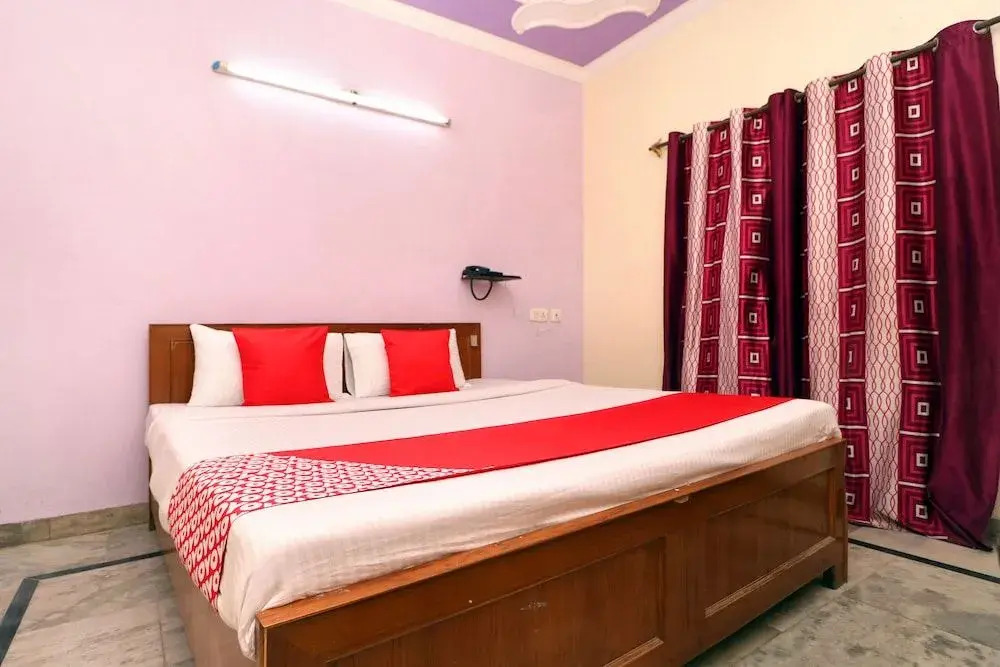 OYO 28168 Hotel Regal 2