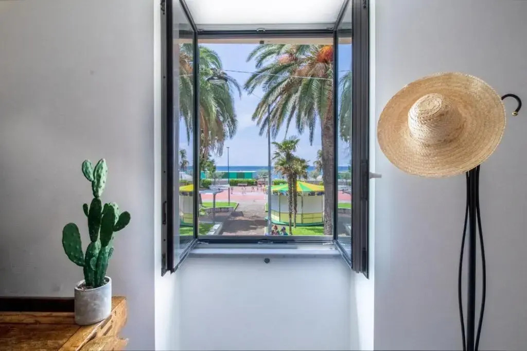 Casa Giulia - Apartment beachfront with 2 bedrooms, air conditioning and private parking, just 30 meters from the beach