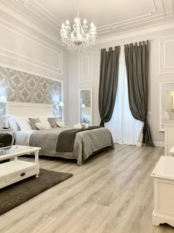Charme & Chic Luxury