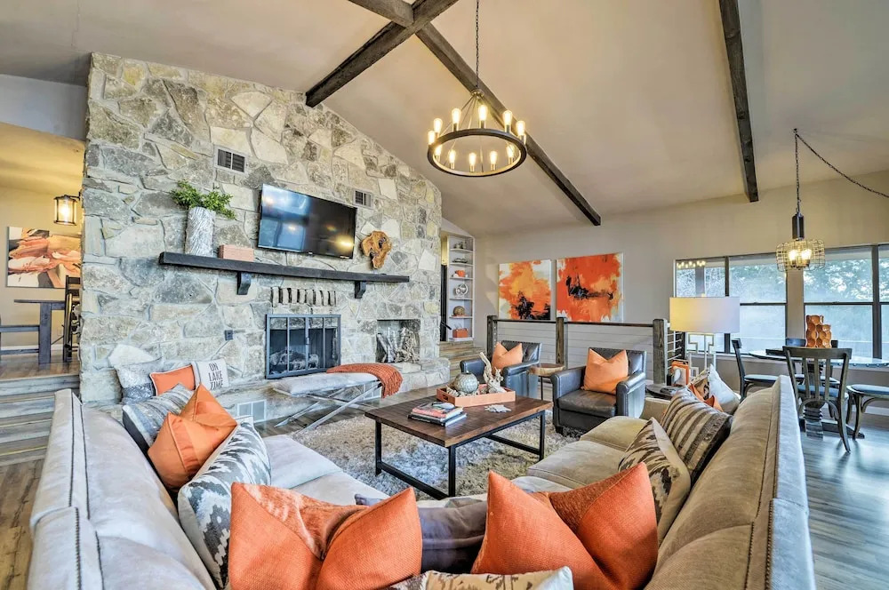 Bright n Breezy Waterfront Lake Granbury Getaway!