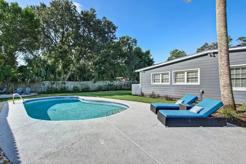 Private Pool Oasis, Walking Distance to the Beach