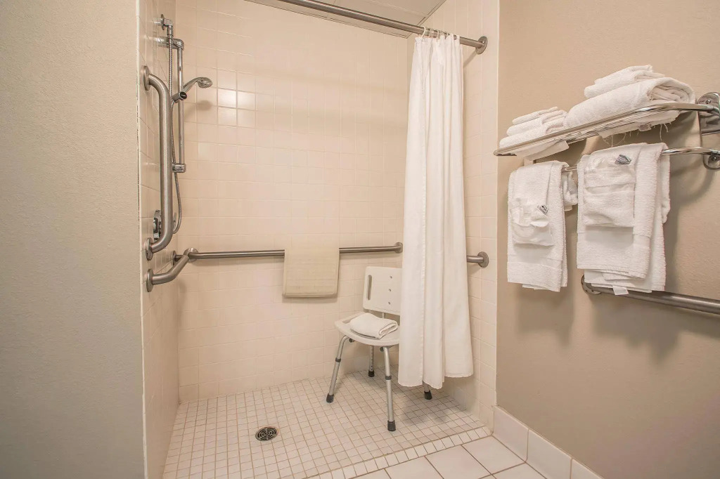 Quality Inn & Suites East Troy I-43