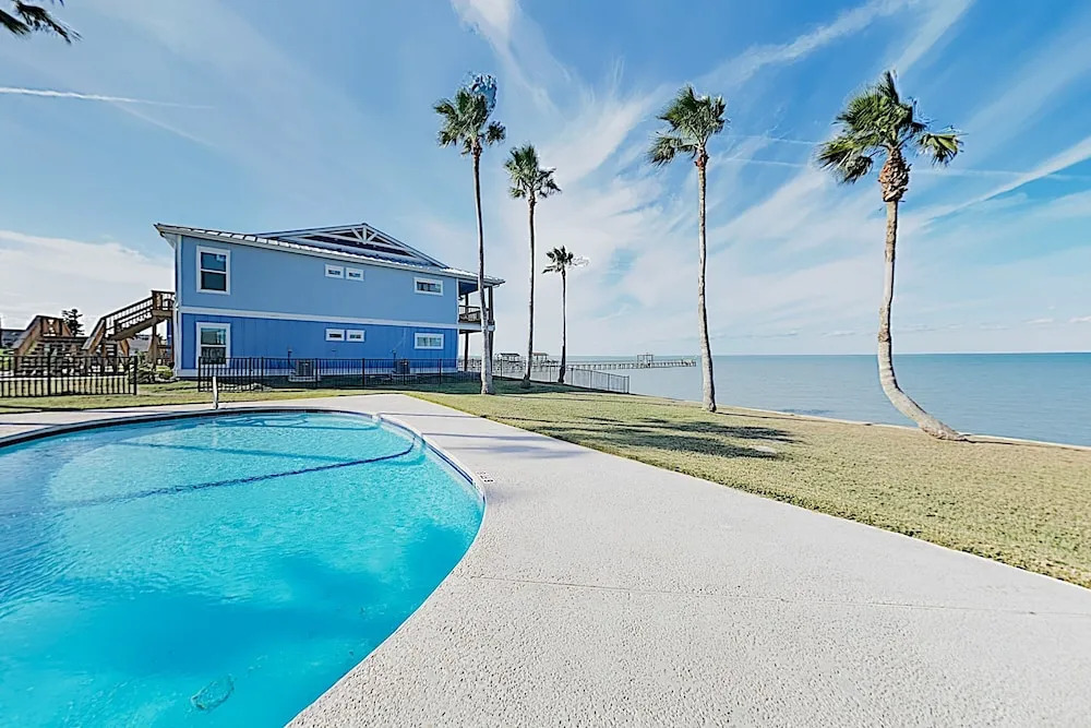 New Listing! Waterfront Copano Bay W/ Pool 2 Bedroom Condo