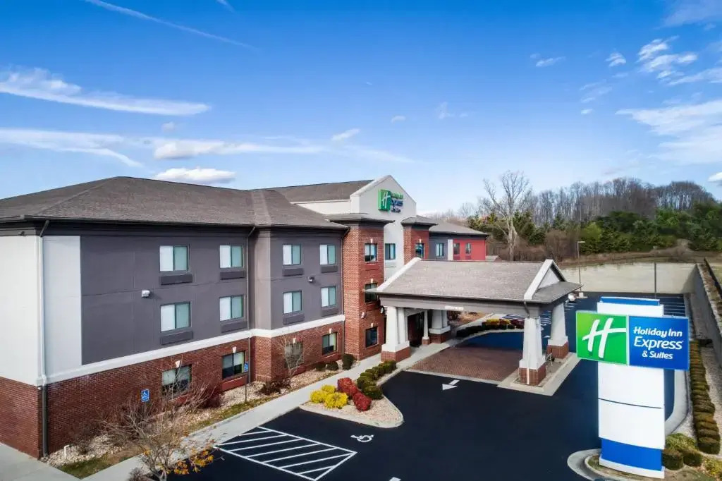 Holiday Inn Express & Suites Rocky Mount Smith Mountain Lake by IHG