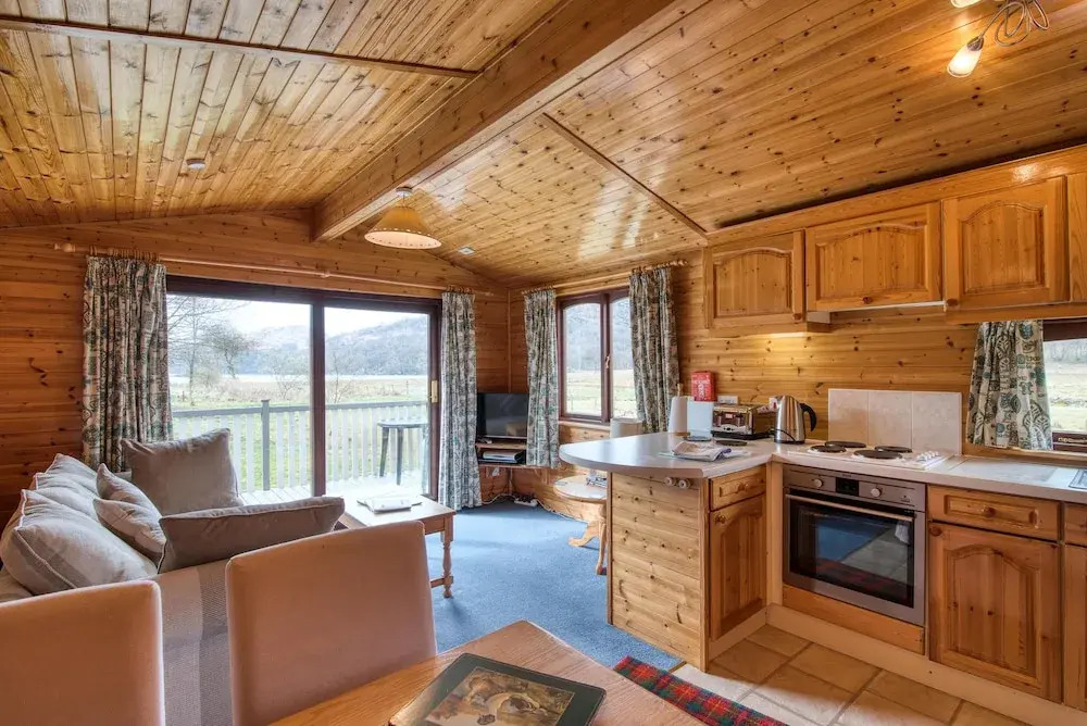 Lapwing Lodge with loch and mountain view