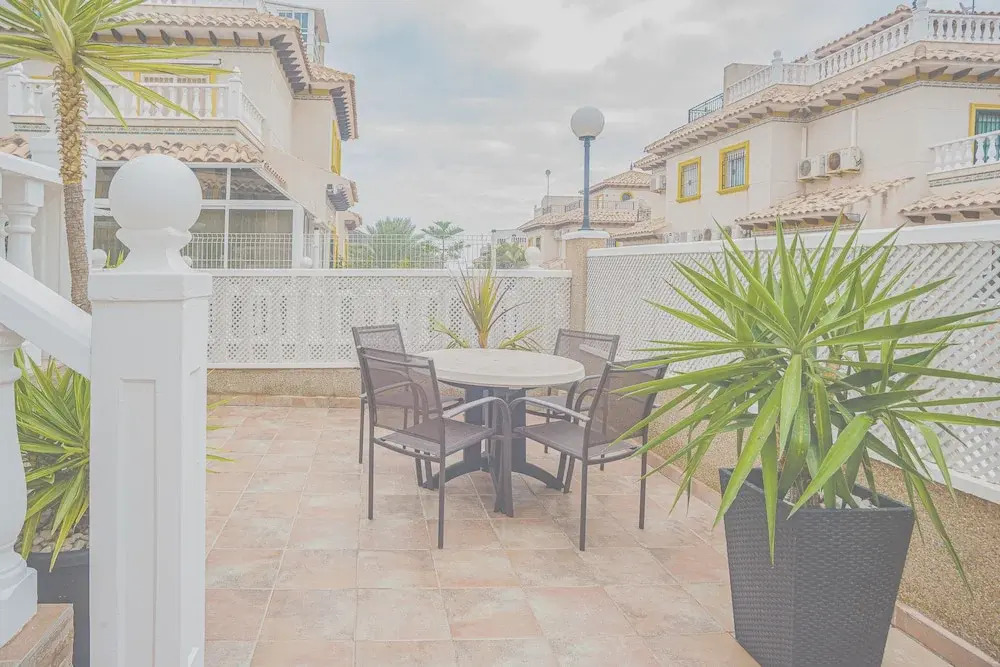 Beautiful 3-bed House With Communal Pool