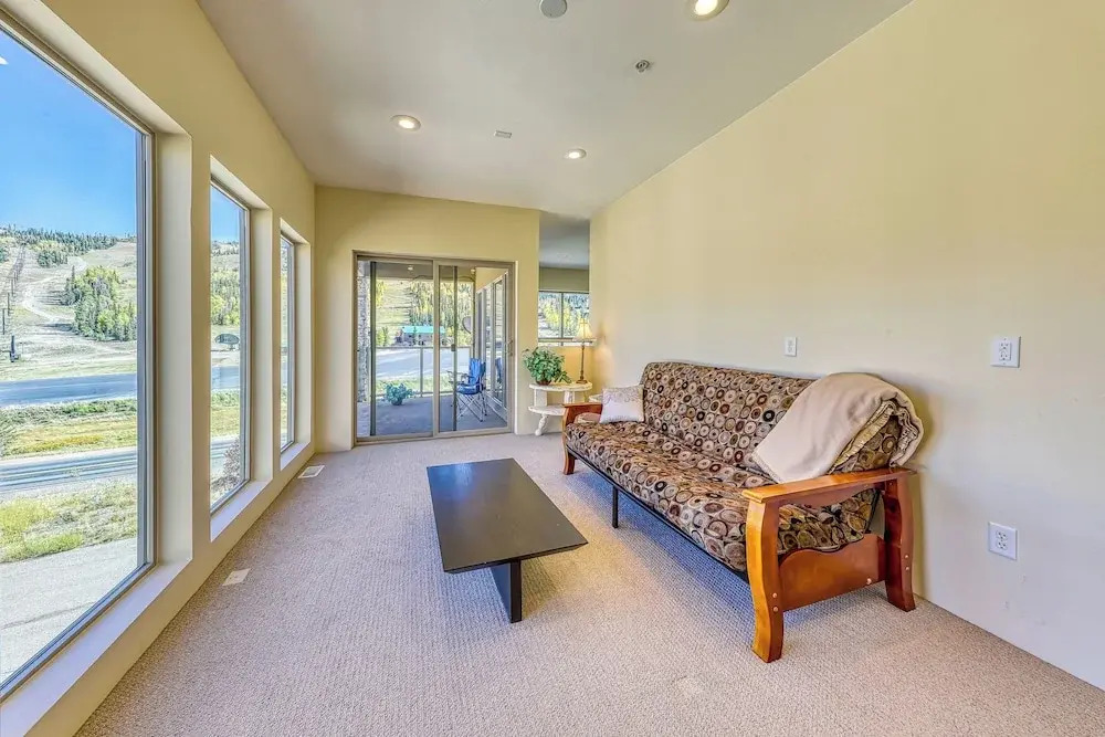 Modern 1BR Mountain View Balcony Steps to Lift