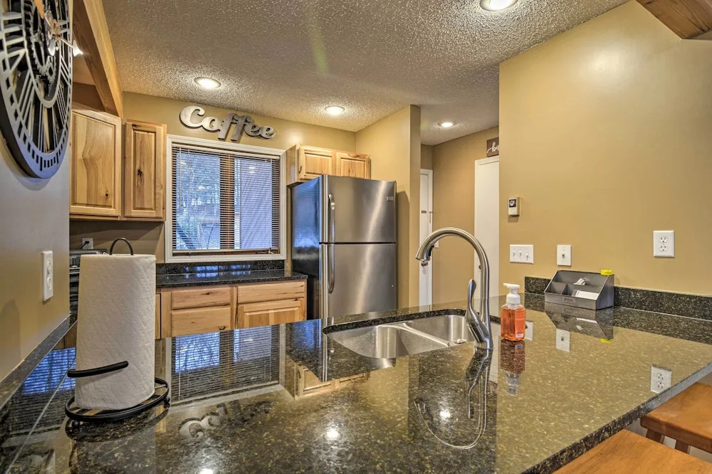 Cozy Bellaire Condo w/ Balcony - 3 Mi to Skiing