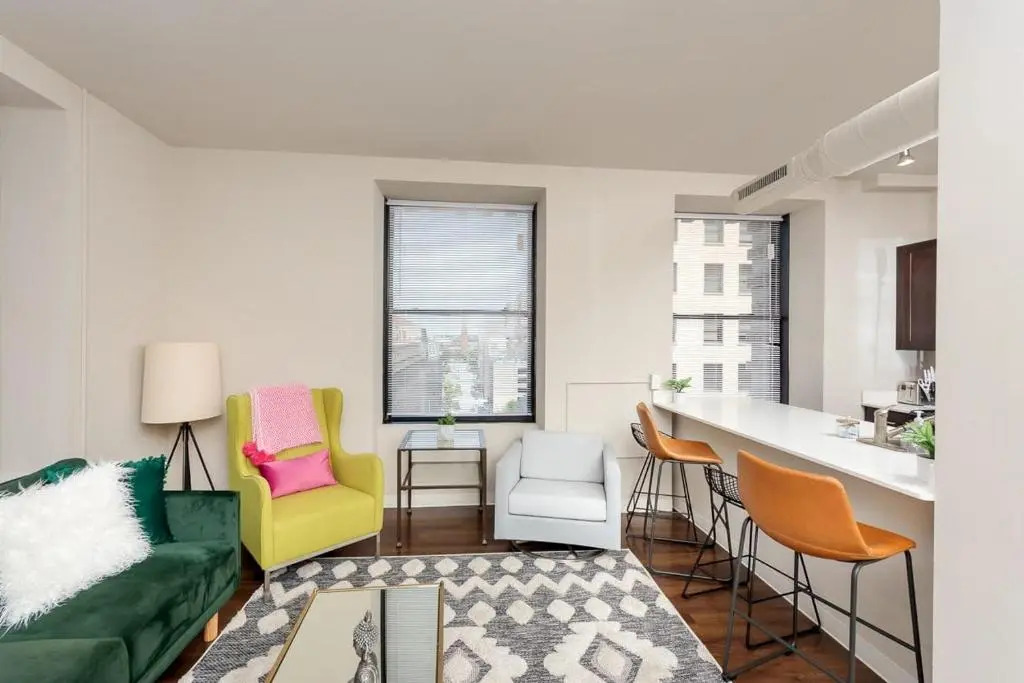 2BR Lux Apartment With Rooftop Deck, Gym & Parking