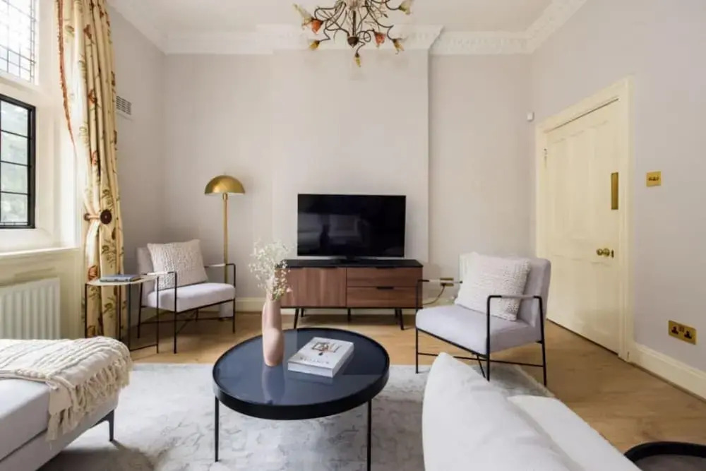 The Woking Wonder - Captivating 3BDR Flat with Parking