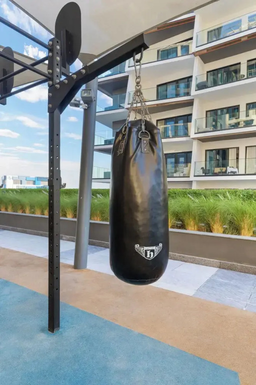 Waves - Stylish 13th-Floor Studio with Top-Notch Amenities