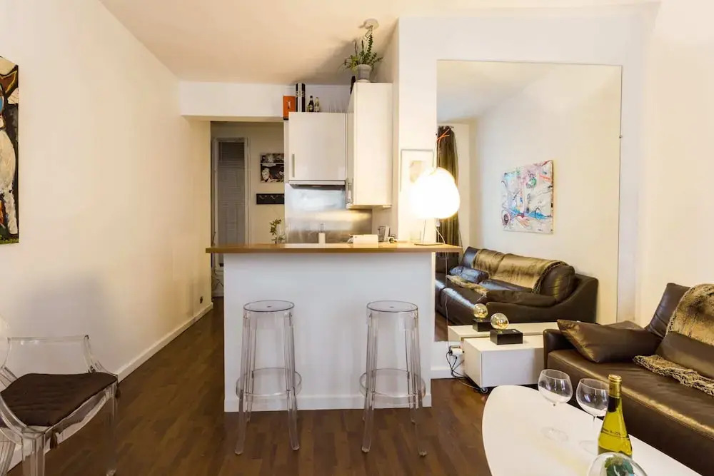 Artsy Flat for 2 Near Opera