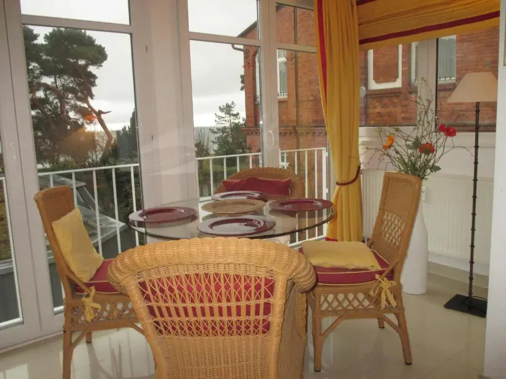 FeWo direkt am Strand mit Südbalkon, Villa Freia 13, Binz
