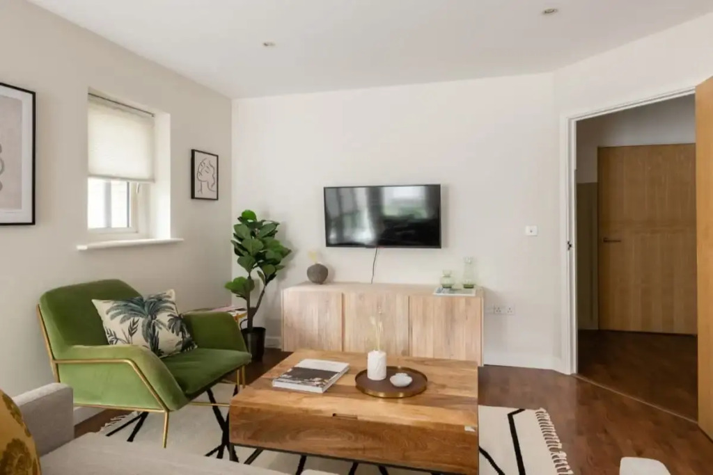The Bow Mews - Modern & Bright 2BDR Apartment with Patio
