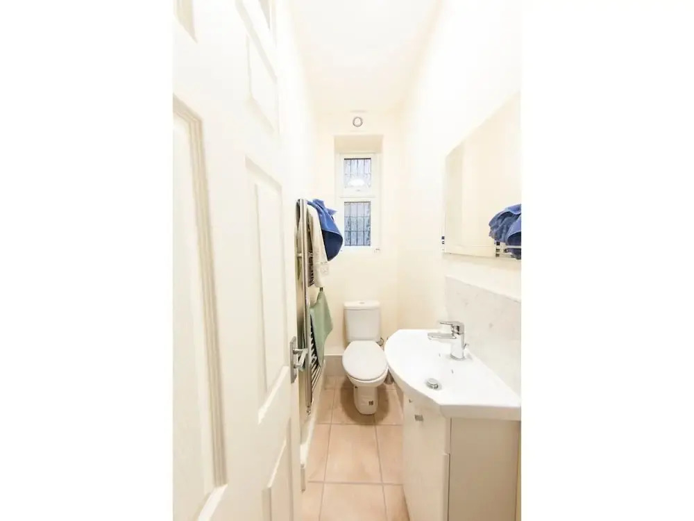 Spacious & Quiet 4BR Flat for 8 in Hampstead