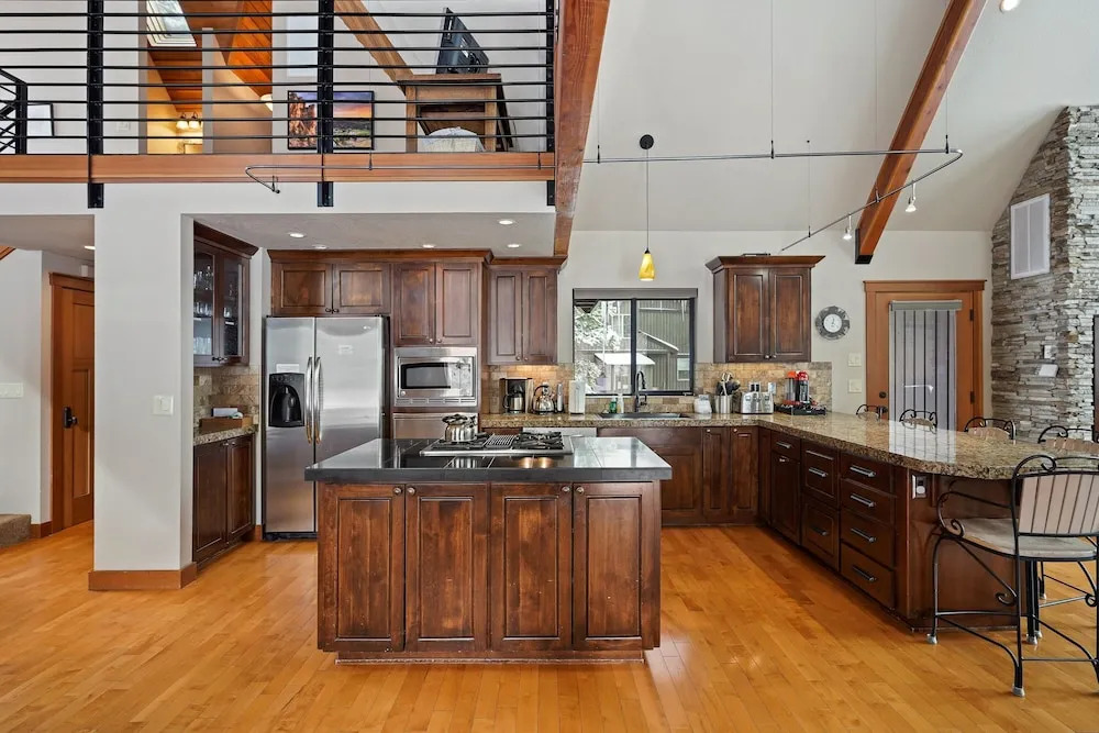 8 Mt Baker Home with Hot Tub by RedAwning