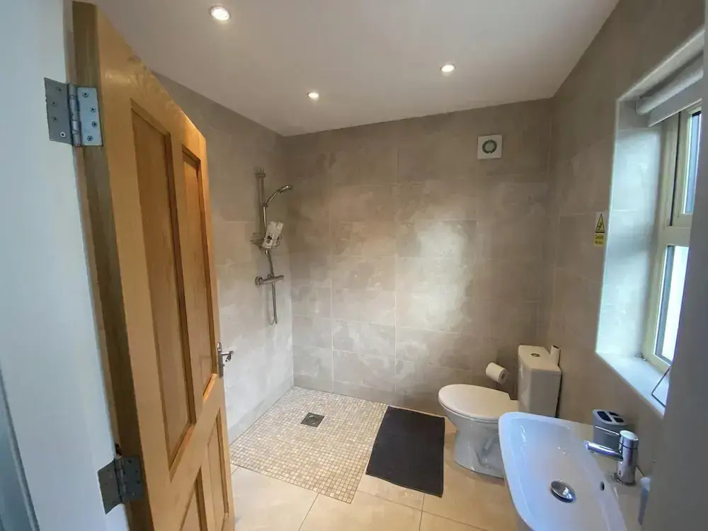 Rostrevor Valley 5-br, Sleeps 10 w/ Hot Tub & View