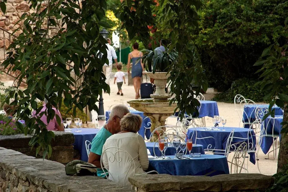 Logis Hôtel Restaurant Le Domaine de lEau Vive