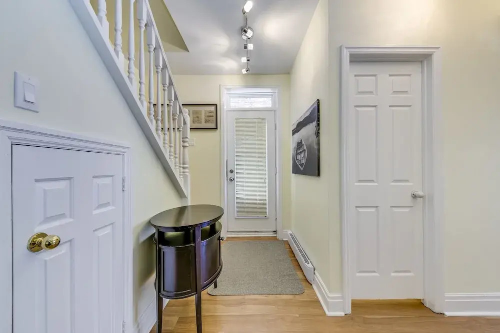 Newly Decorated 2BR Yorkville Home