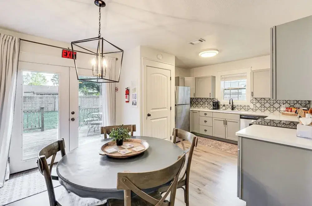 Chic Home ~ 2 Mi to TTU w/ Grill & Yard in Lubbock