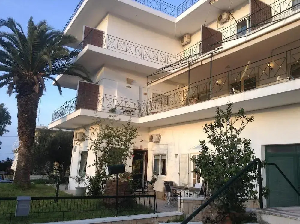 Akrotiri Hotel