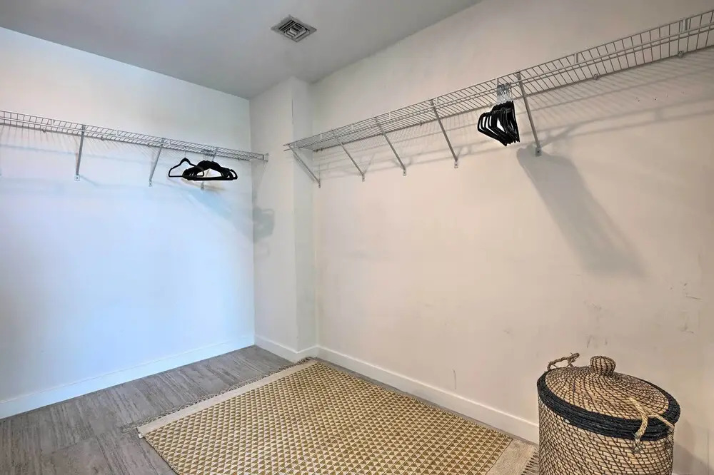Chic Miami Condo w/ Pool, 6 Mi to South Beach