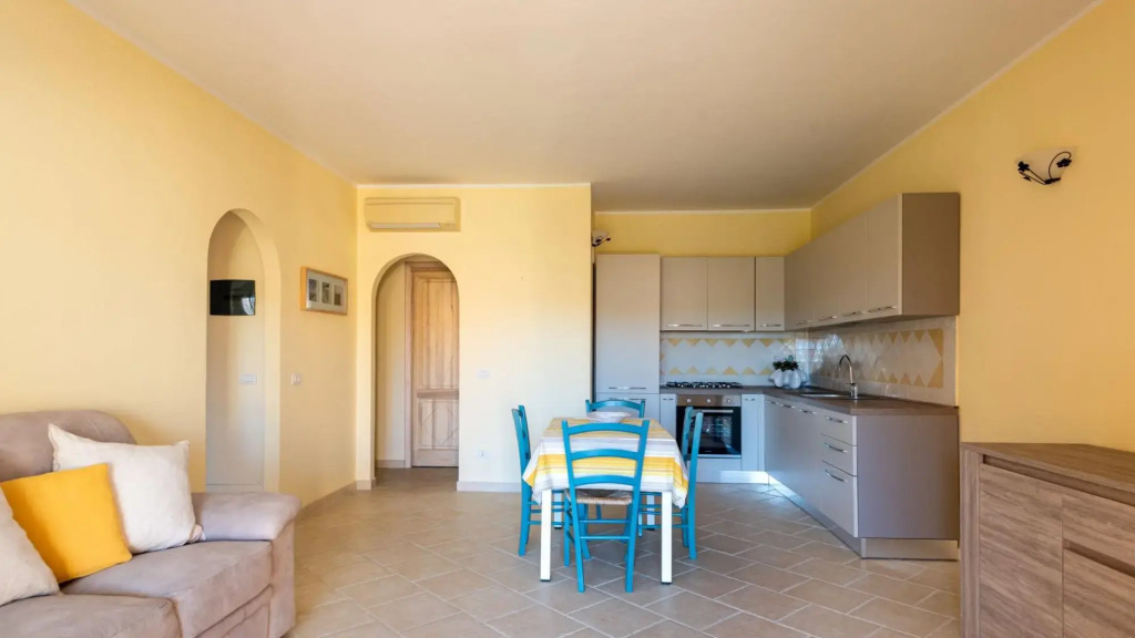 It is located on the ground floor and consists of a living area with kitchenette equipped with oven-PERLACEA 5