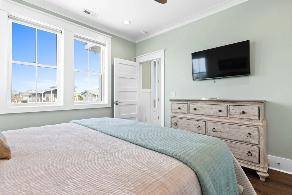 Fish-n-chips By The Sea 6 Bedroom Home by RedAwning