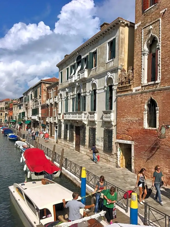La Chambre DElla